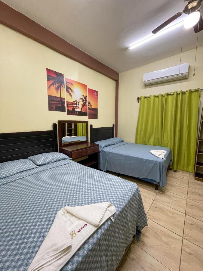 B Aparts Hotel Coxen Hole Eksteriør bilde