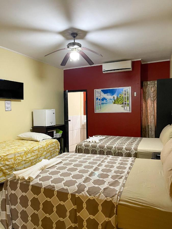 B Aparts Hotel Coxen Hole Eksteriør bilde