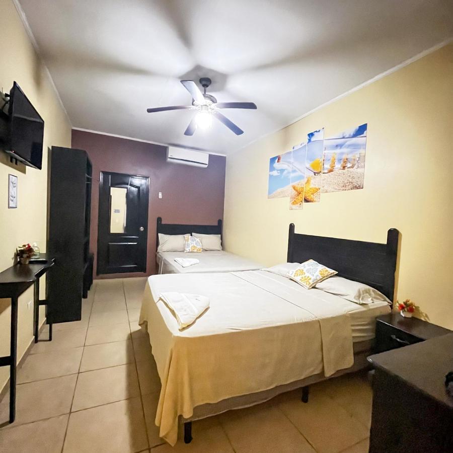 B Aparts Hotel Coxen Hole Eksteriør bilde