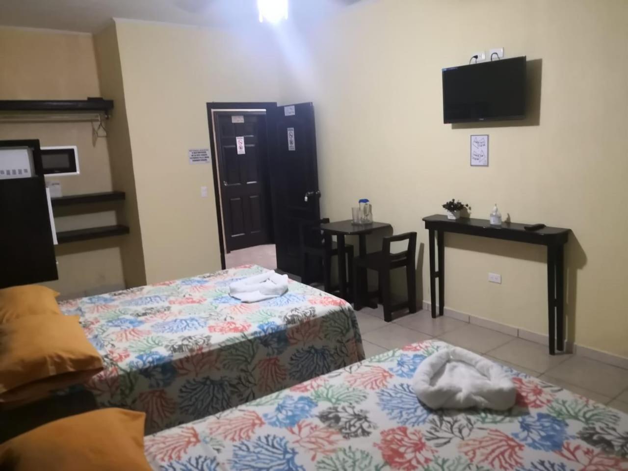 B Aparts Hotel Coxen Hole Eksteriør bilde