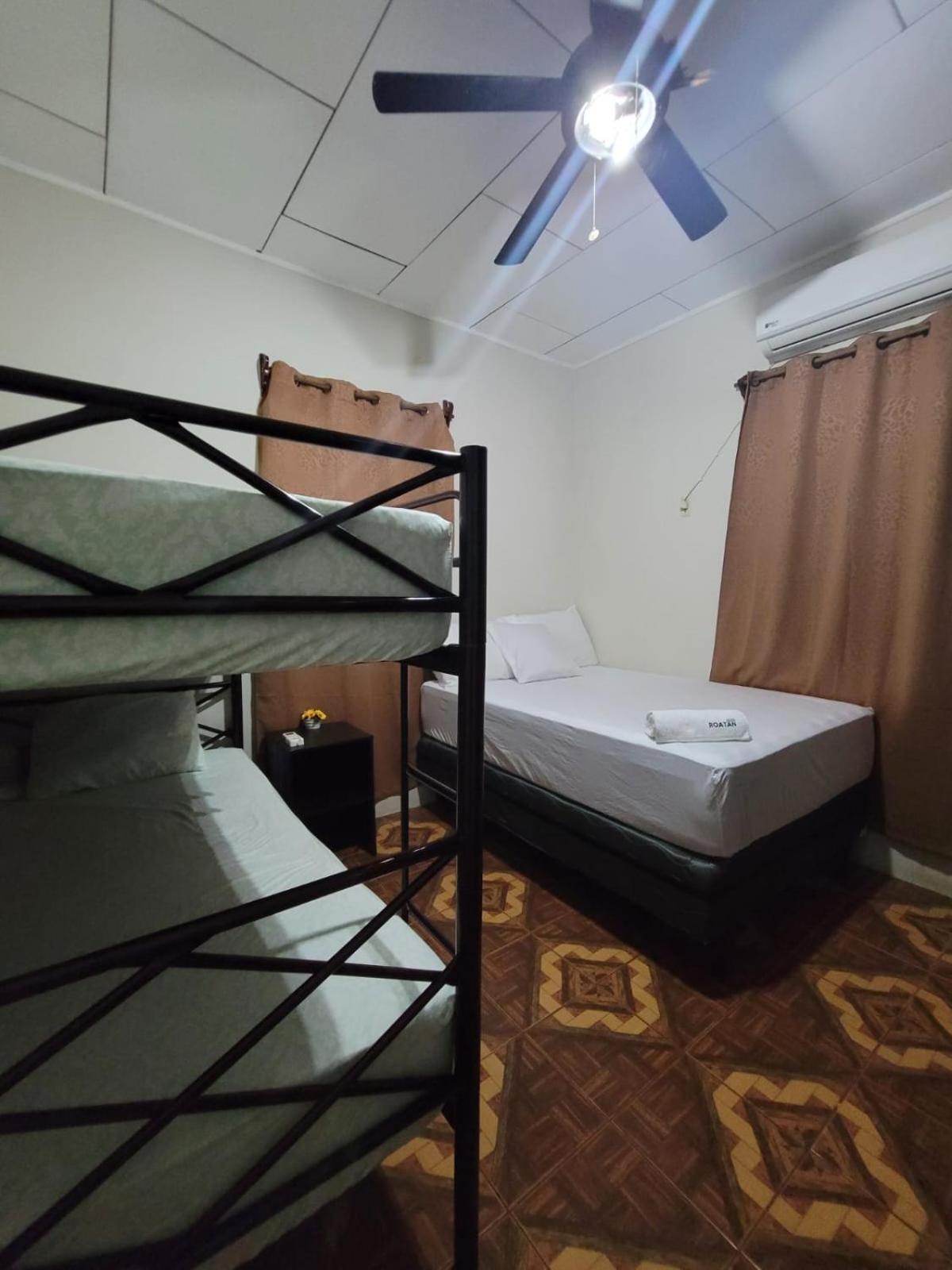 B Aparts Hotel Coxen Hole Eksteriør bilde