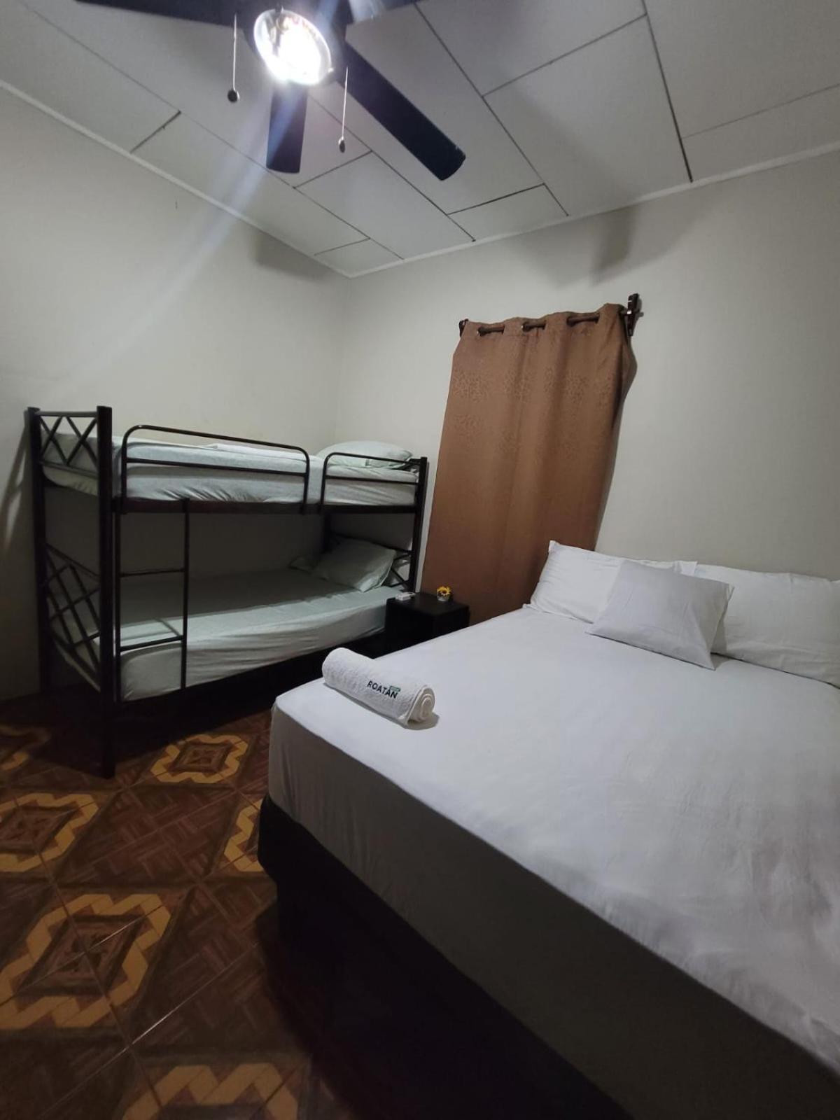 B Aparts Hotel Coxen Hole Eksteriør bilde