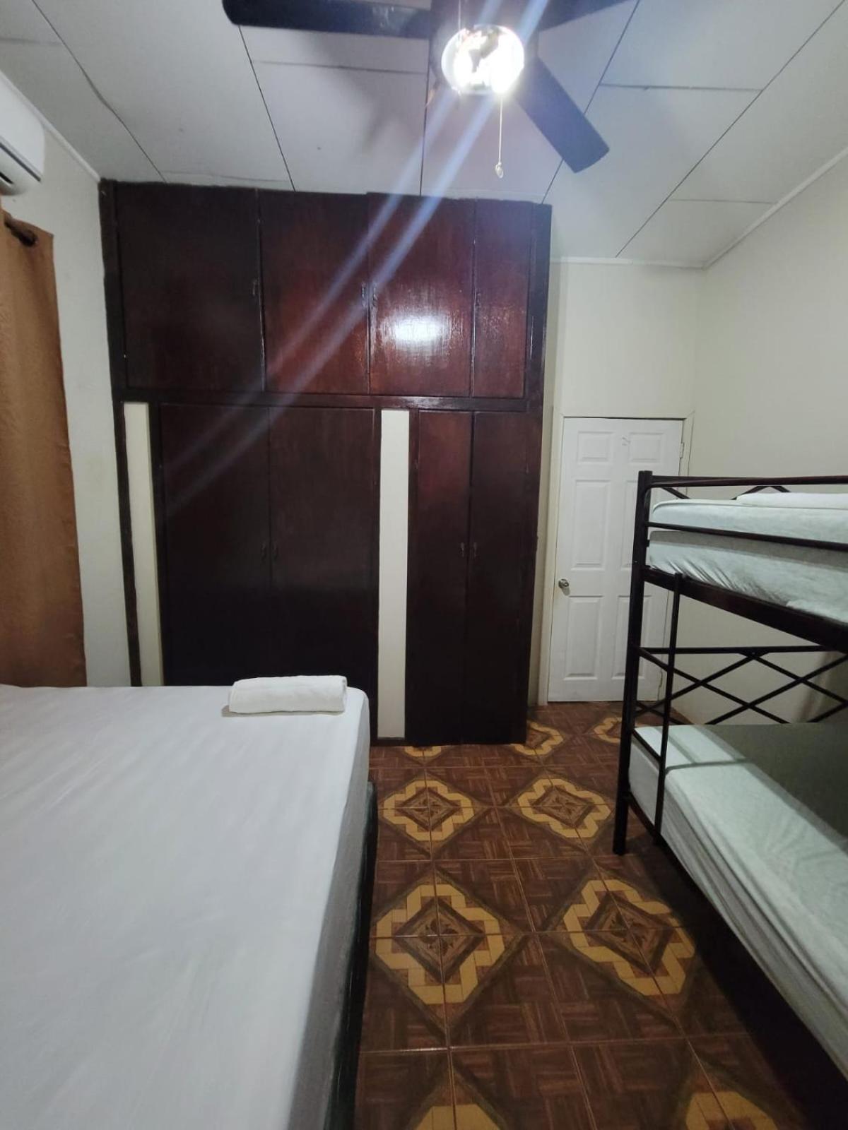 B Aparts Hotel Coxen Hole Eksteriør bilde