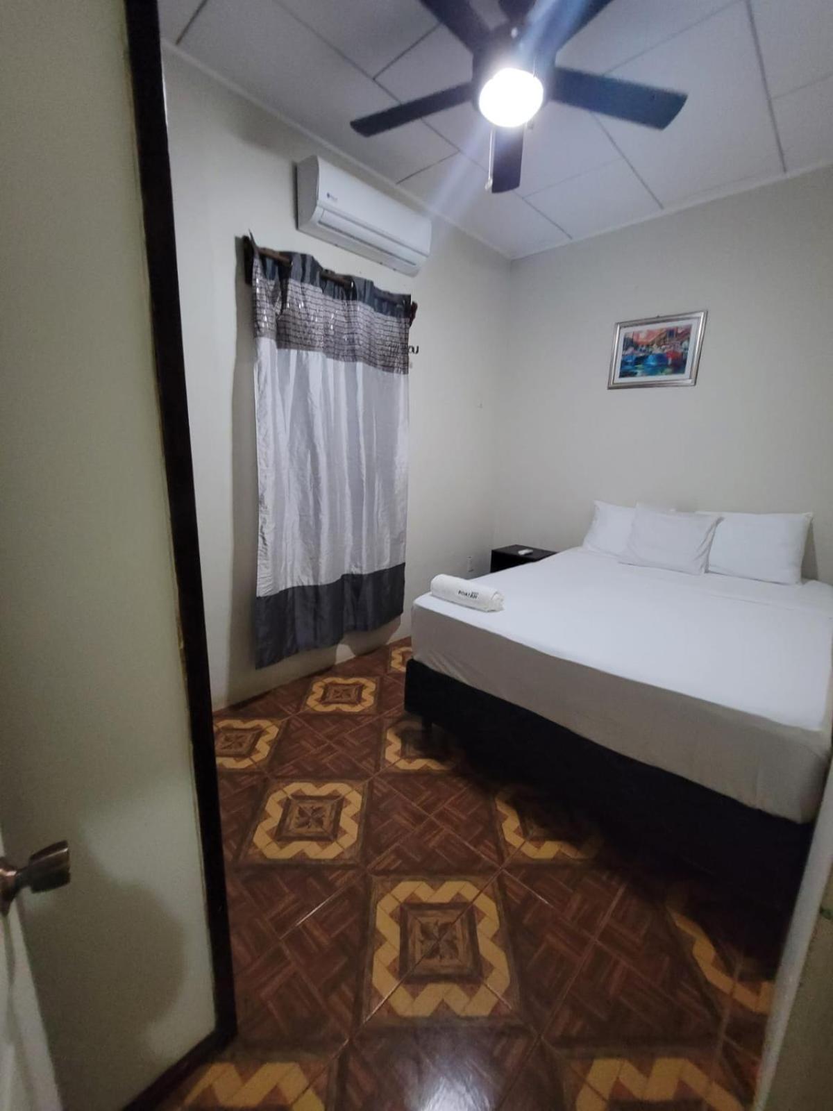 B Aparts Hotel Coxen Hole Eksteriør bilde