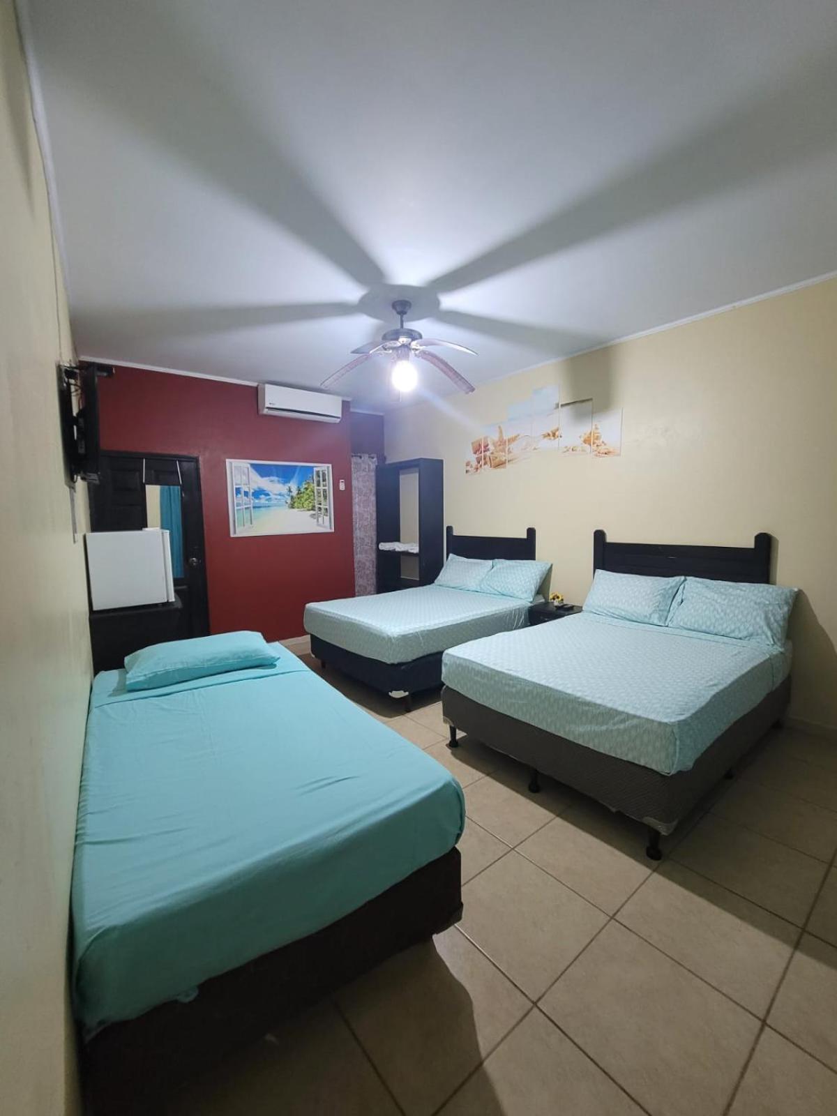 B Aparts Hotel Coxen Hole Eksteriør bilde